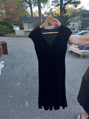 Jones Wear Black Midi V-Neck Dress